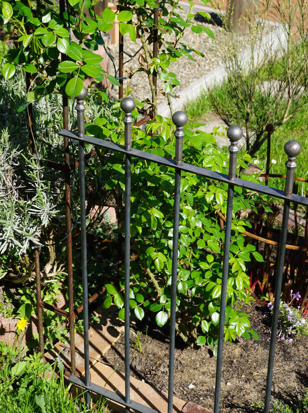 Steckzaun Ancona in pulverbeschichtet Anthrazit in einem Beet