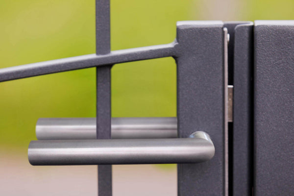 Detailaufnahme moderne Drückergarnitur an Gartentor Perugia in geschwungener Form | Pulverbeschichtet Anthrazit