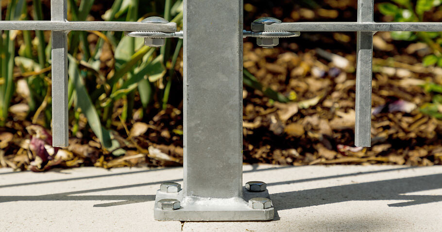 Zaunpfosten besser einbetonieren oder aufschrauben? Ein Vergleich.