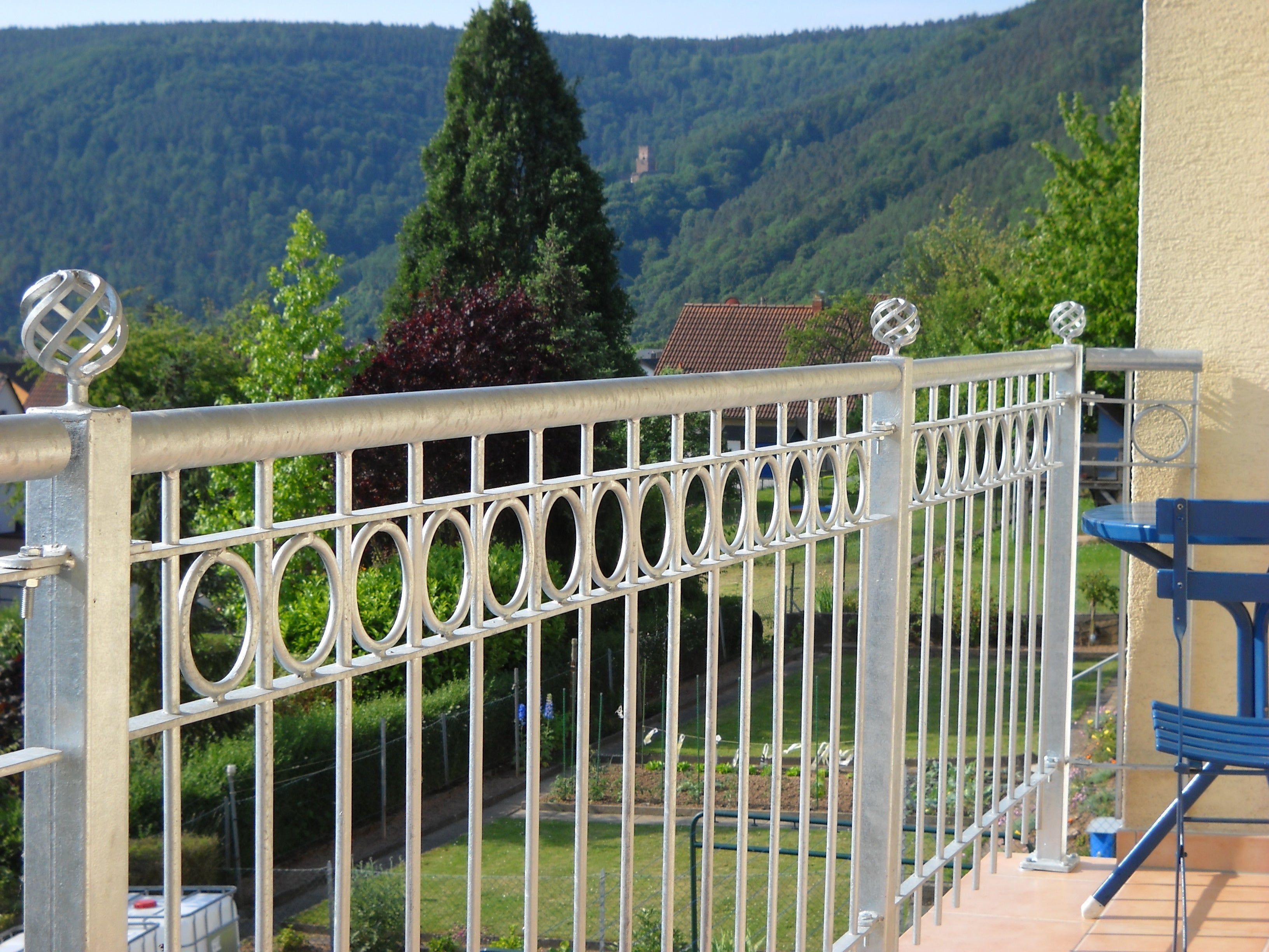 Gelaender Belluno auf Balkon vor einer Waldlandschaft | Feuerverzinkt