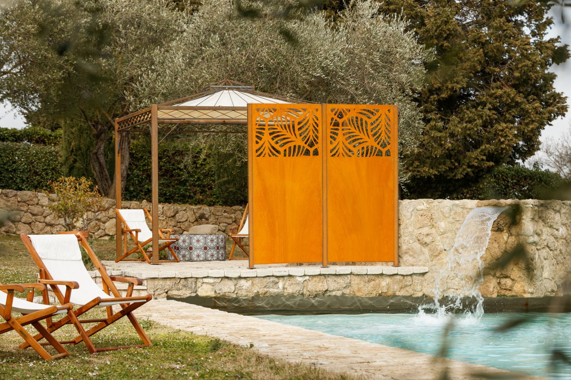 Sichtschutz Panaro zwei Elemente am Pool | Cortenstahl