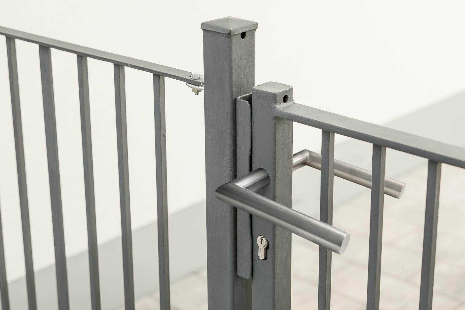 Moderne Drückergarnitur an Gartentor Modena zwischen Metallpfosten | Pulverbeschichtet Anthrazit