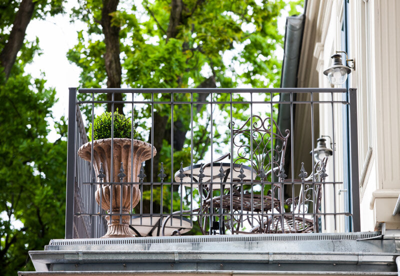 Geländer Lucca vor einem Haus mit Balkon | Pulverbeschichtet anthrazit