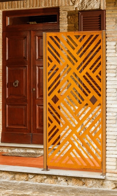 Sichtschutz Adda an der Haustür | Cortenstahl