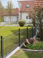 Zaun Ancona höhenversetzt montiert in einem gepflegten Garten | Pulverbeschichtet anthrazit