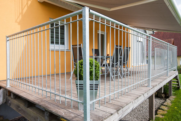 Geländer Ancona auf Holzterrasse vor gelben Haus | Feuerverzinkt