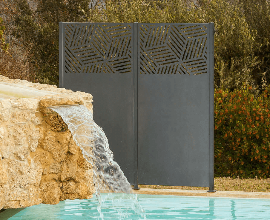 Sichtschutz Rienza am Pool | Pulverbeschichtet Anthrazit